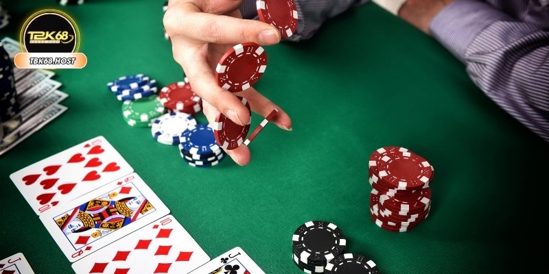 Khám phá luật chơi poker khi chia bài